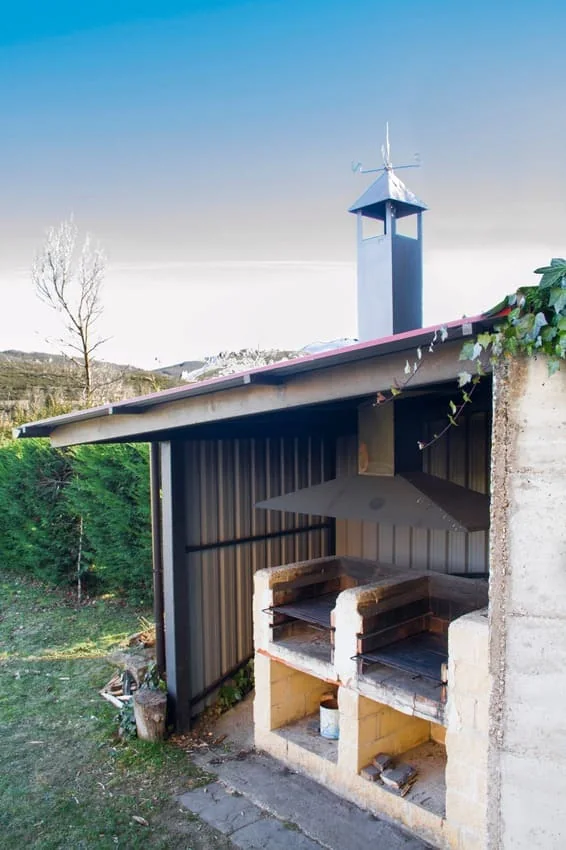Barbacoa y espacio exterior · Casa Llosa, San Salvador de Cantamuda