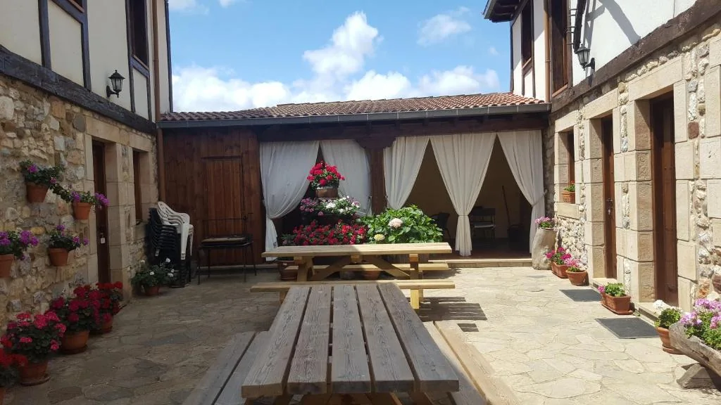 Patio central de las casas de Casa Rural Valle Tosande en Cantoral de la Peña