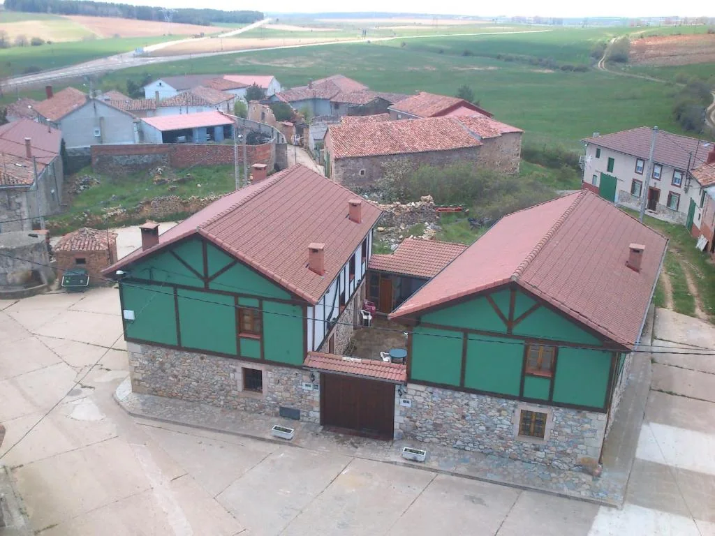 Vista de las tres casas desde el aire de Casa Rural Valle Tosande en Cantoral de la Peña