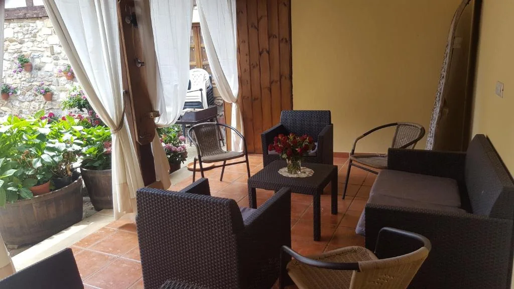 Porche cubierto con zona de estar de Casa Rural Valle Tosande en Cantoral de la Peña