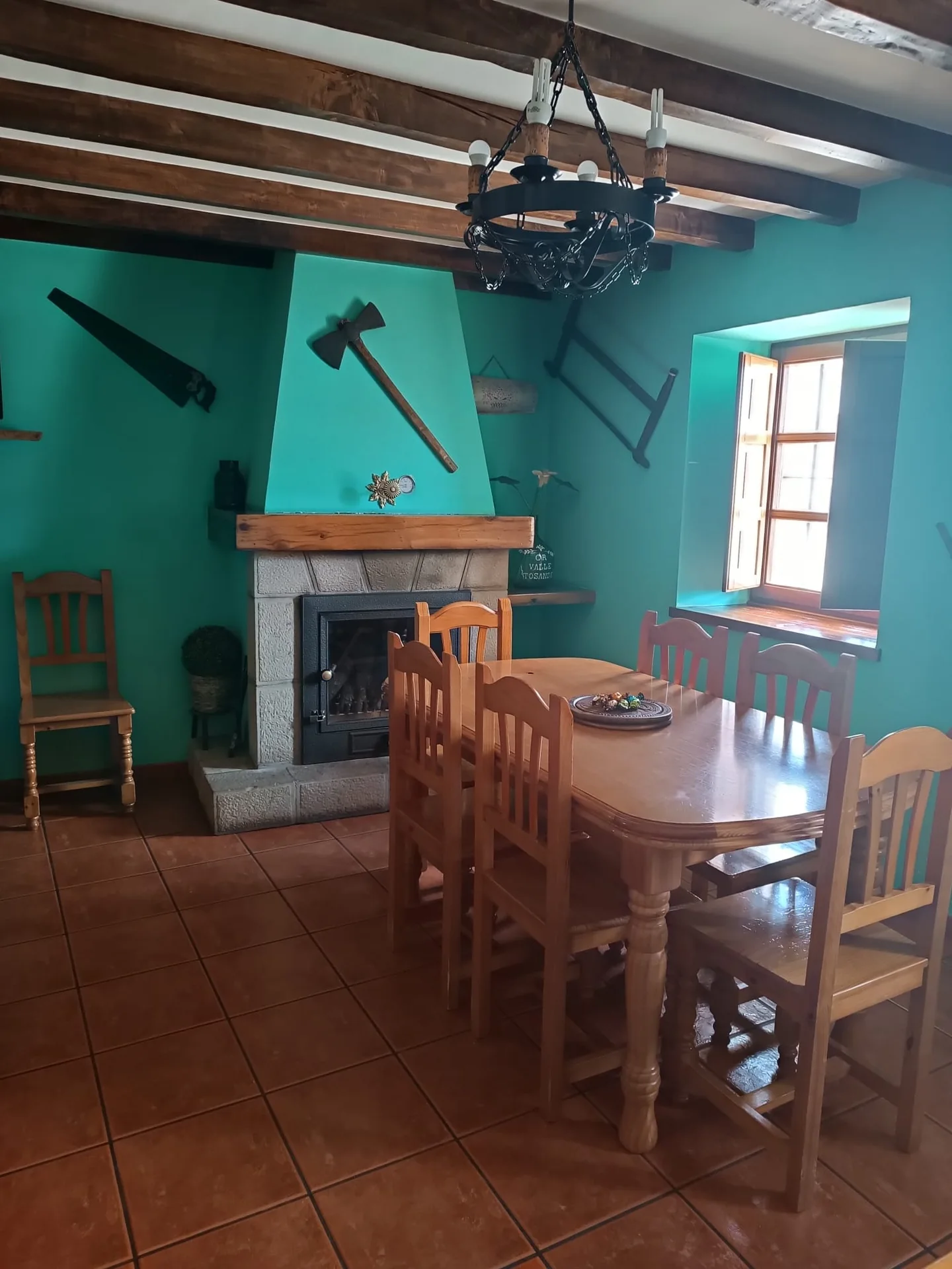 Salón comedor con vigas de madera de Casa Rural Valle Tosande en Cantoral de la Peña