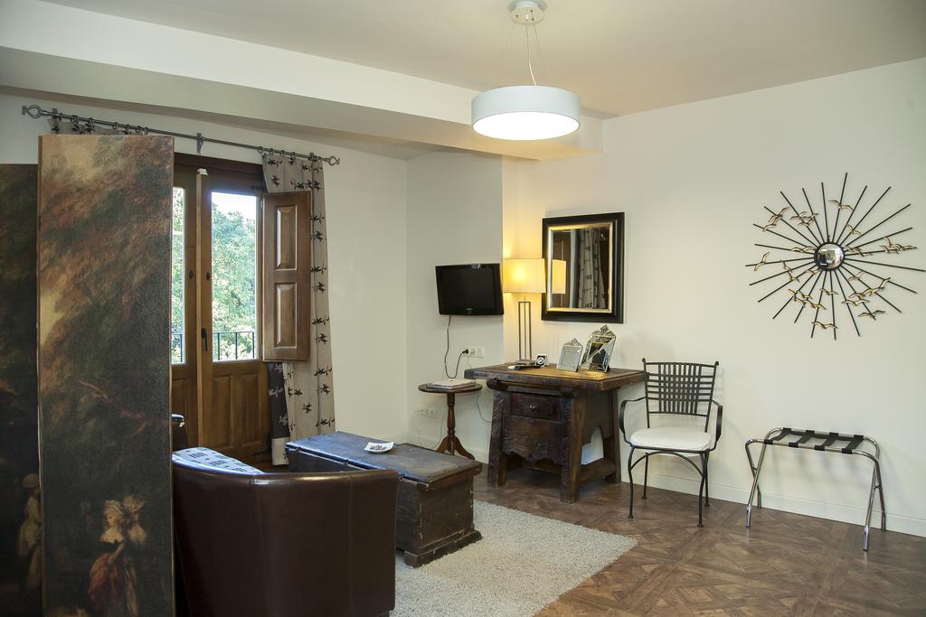 Salón con zona de estar y escritorio