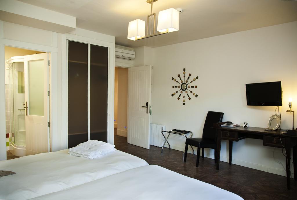 Dormitorio doble con zona de escritorio