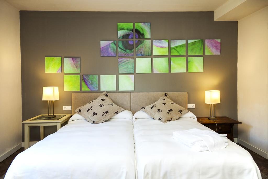 Habitación con dos camas y mural decorativo