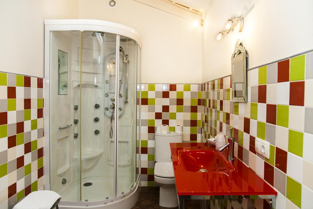 Baño privado con ducha de hidromasaje y lavabo