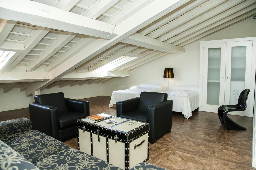 Suite abuhardillada con zona de estar