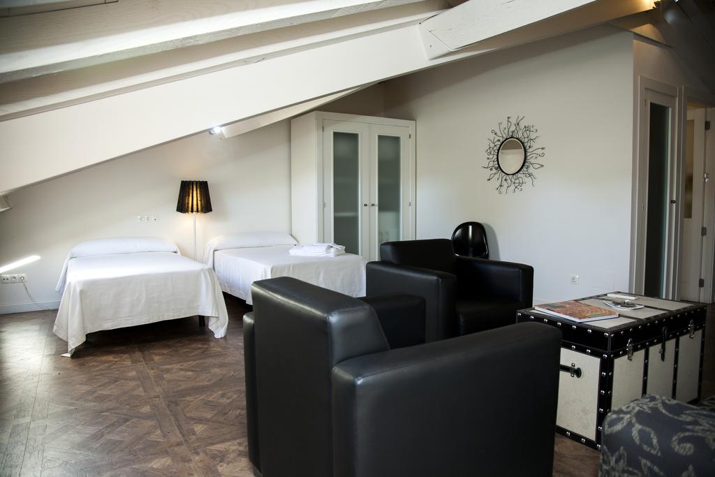 Suite con dormitorio y sofá de estar