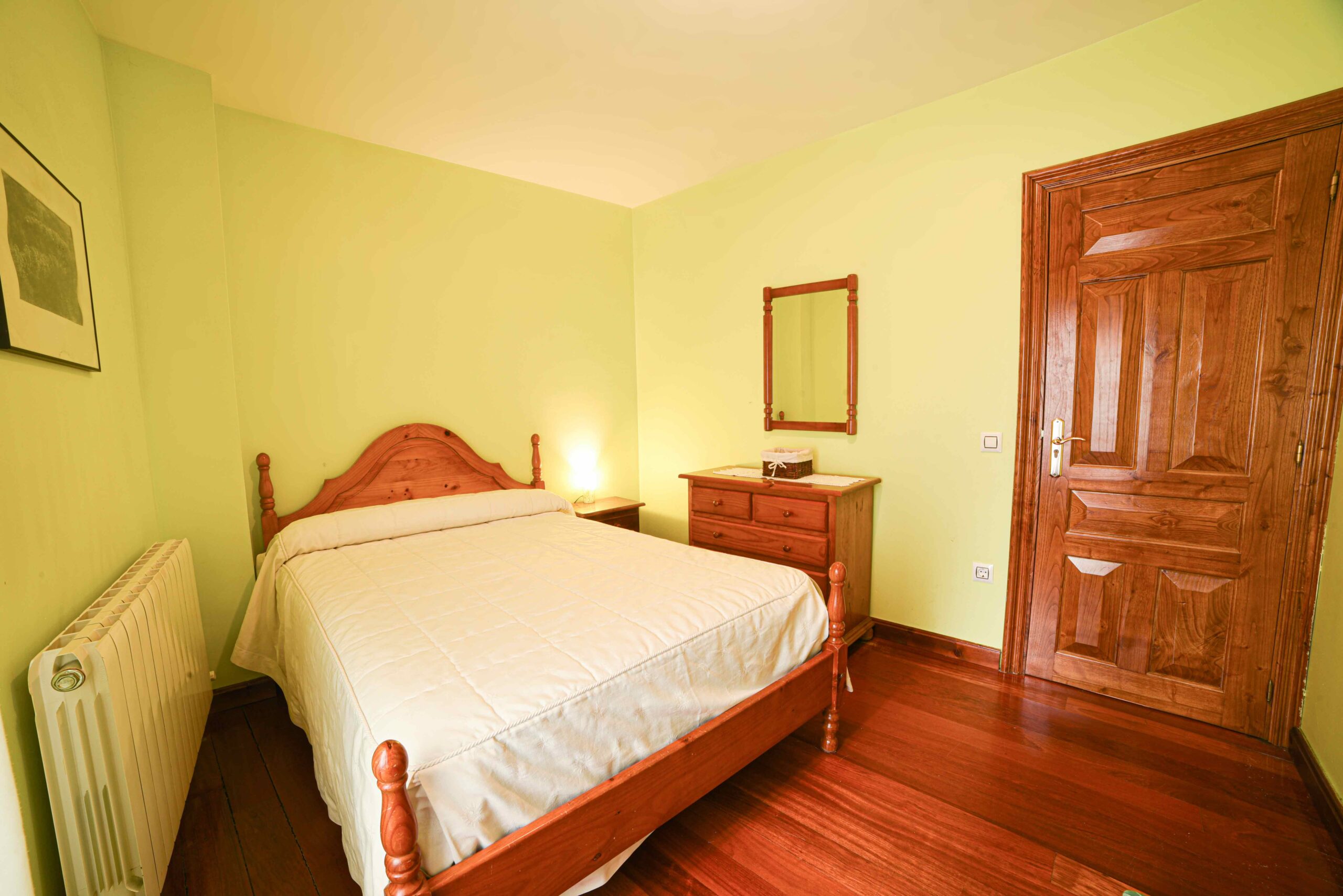 Dormitorio de La Casa del Tablao con cama de matrimonio