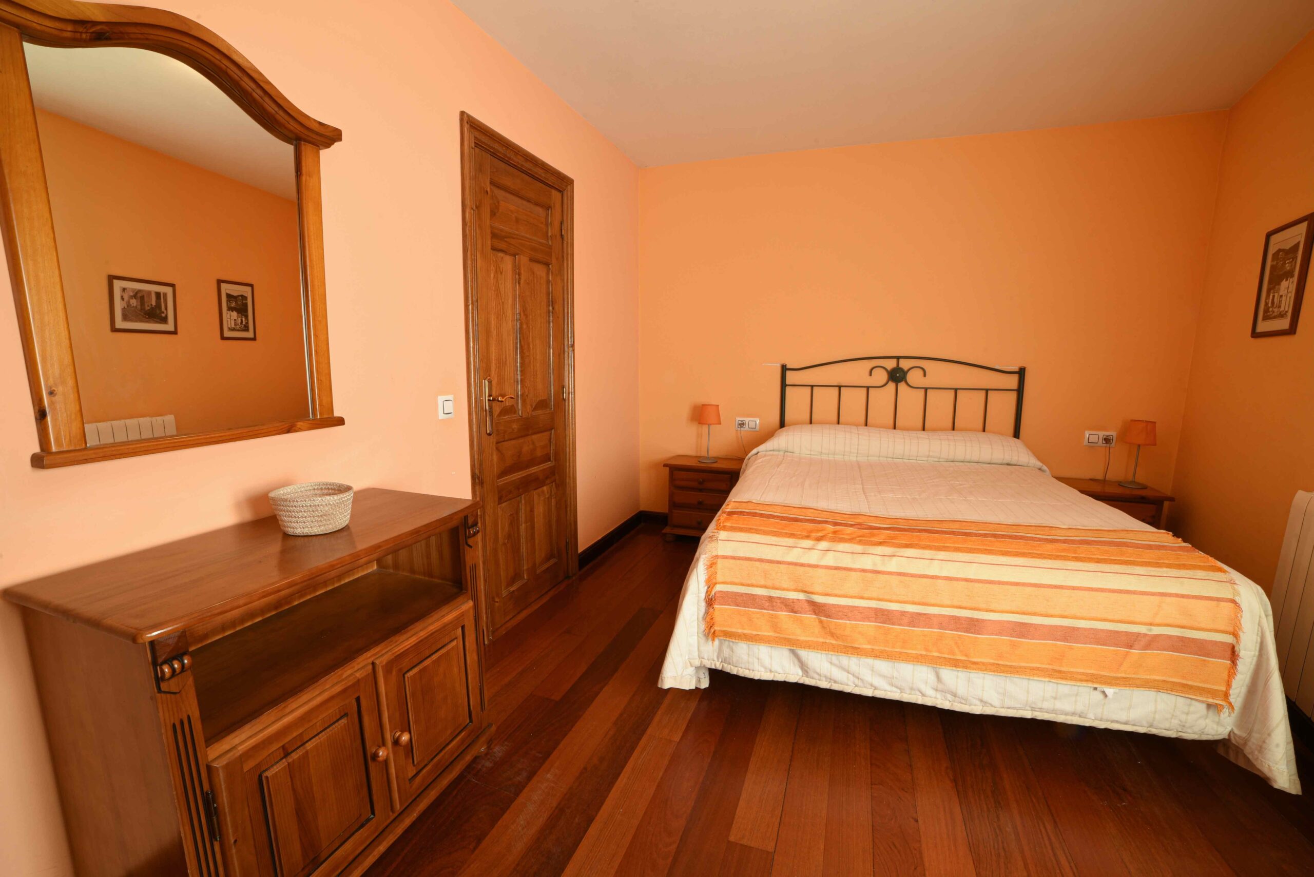Dormitorio con cama doble