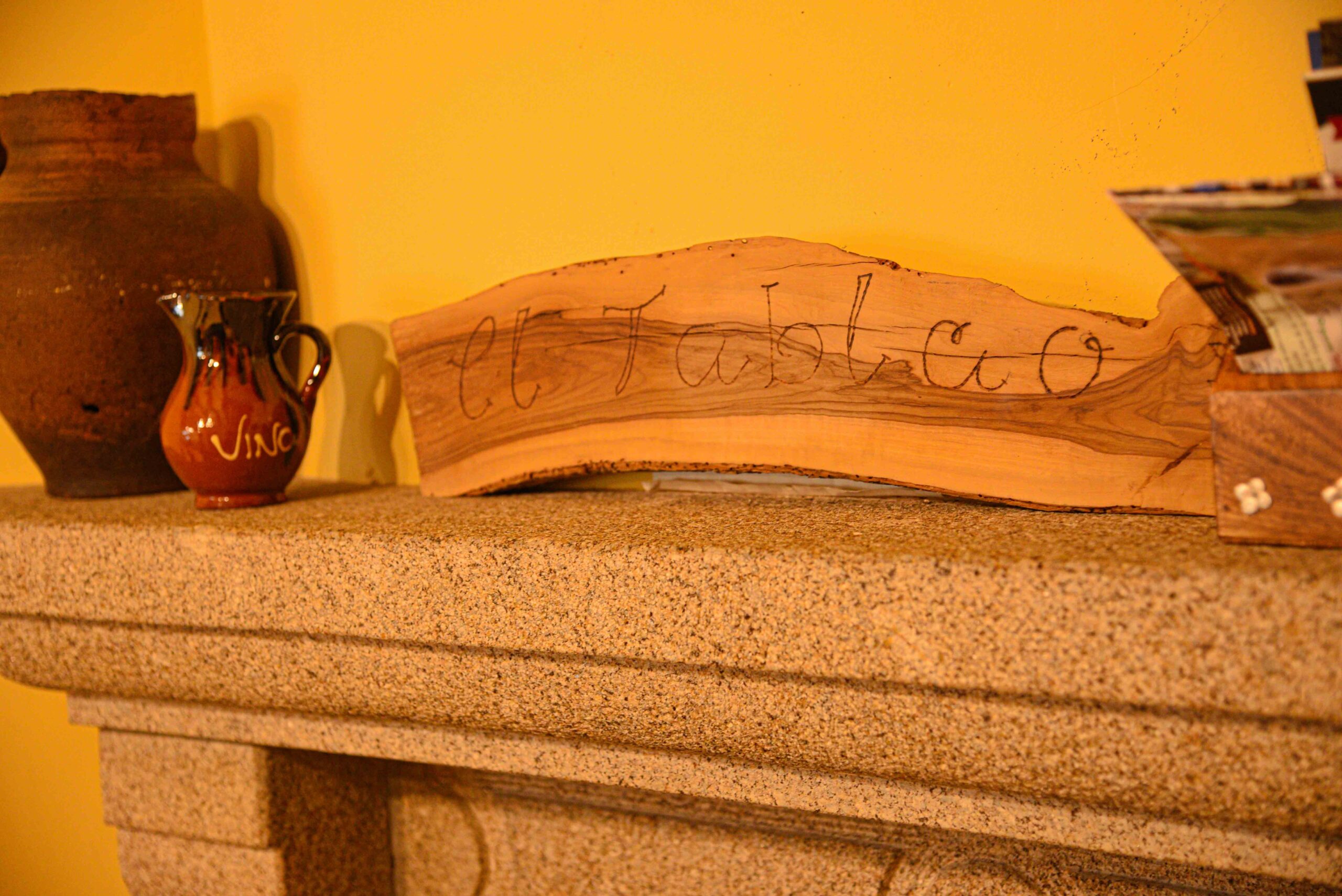 Detalle de madera tallada en la casa