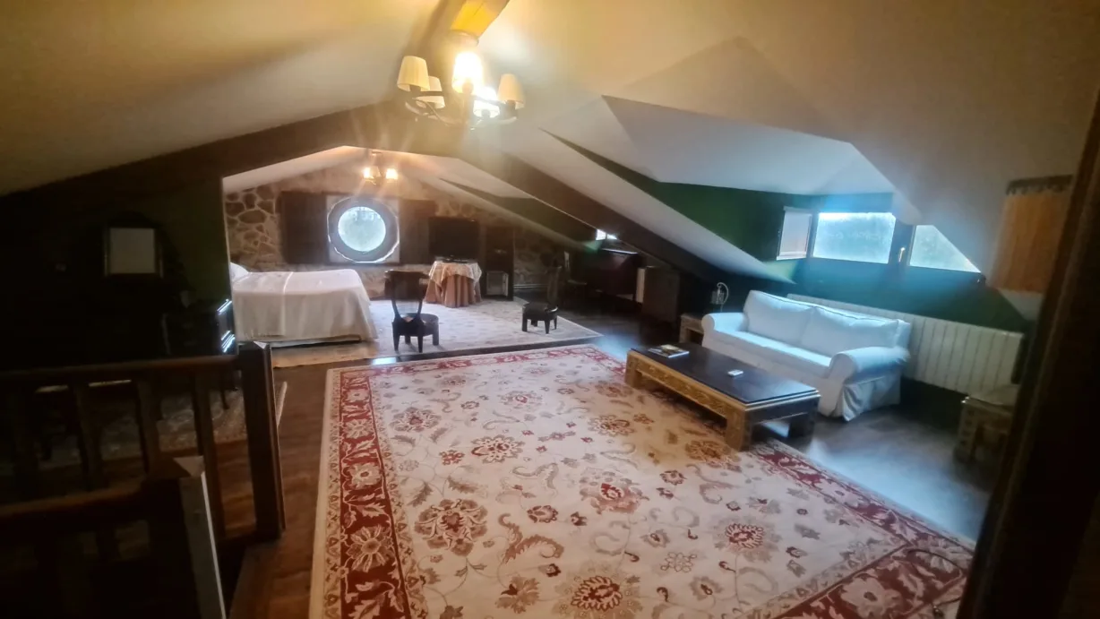Suite abuhardillada con zona de estar