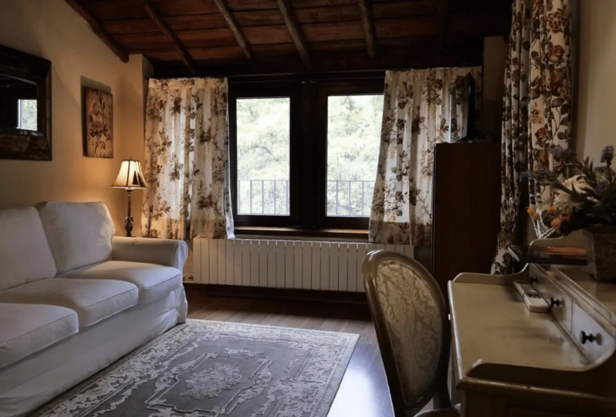 Sala de estar junto a una ventana con vistas al jardín
