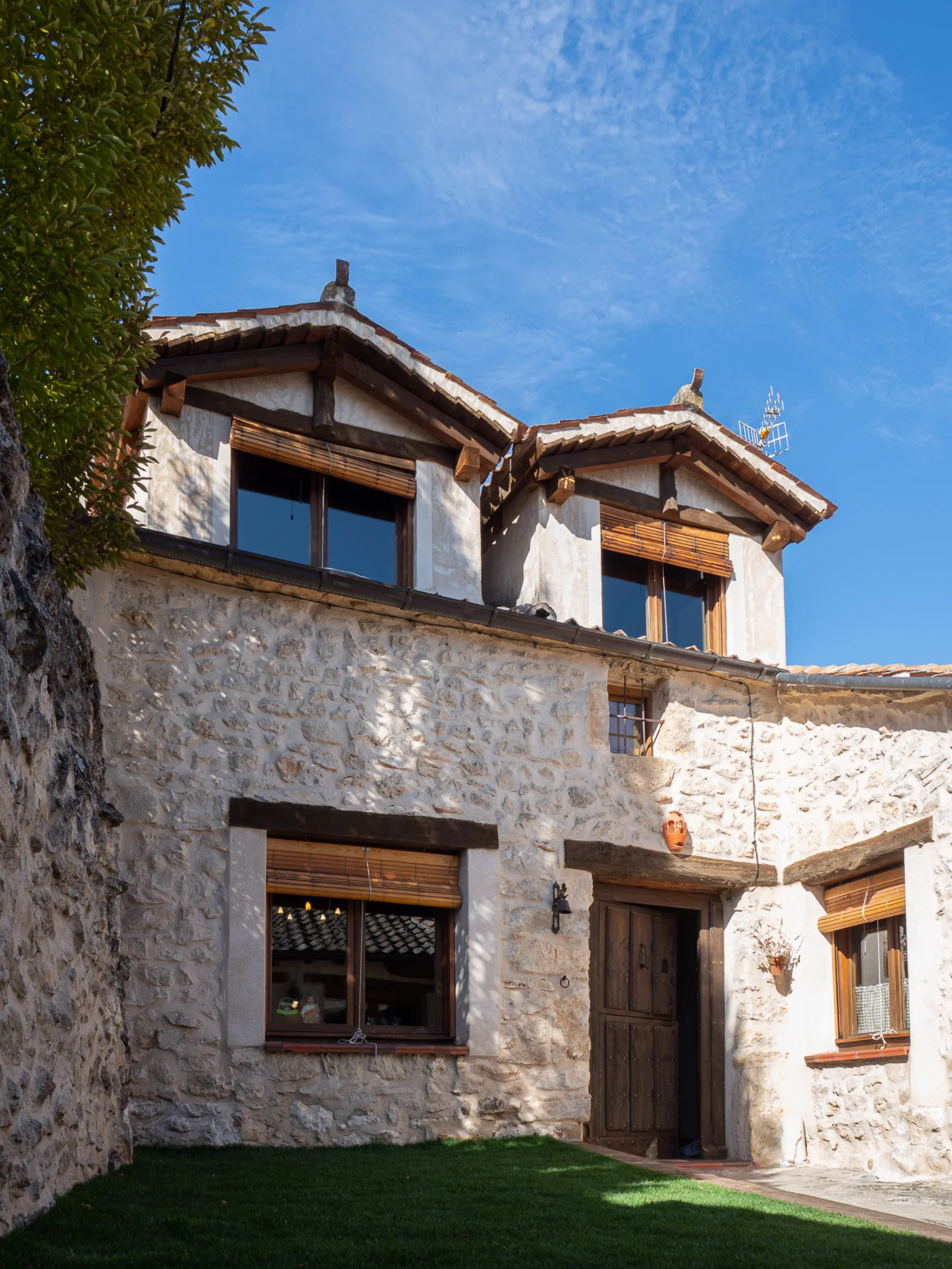Fachada de piedra y entrada de la Casa Rural La Fuente