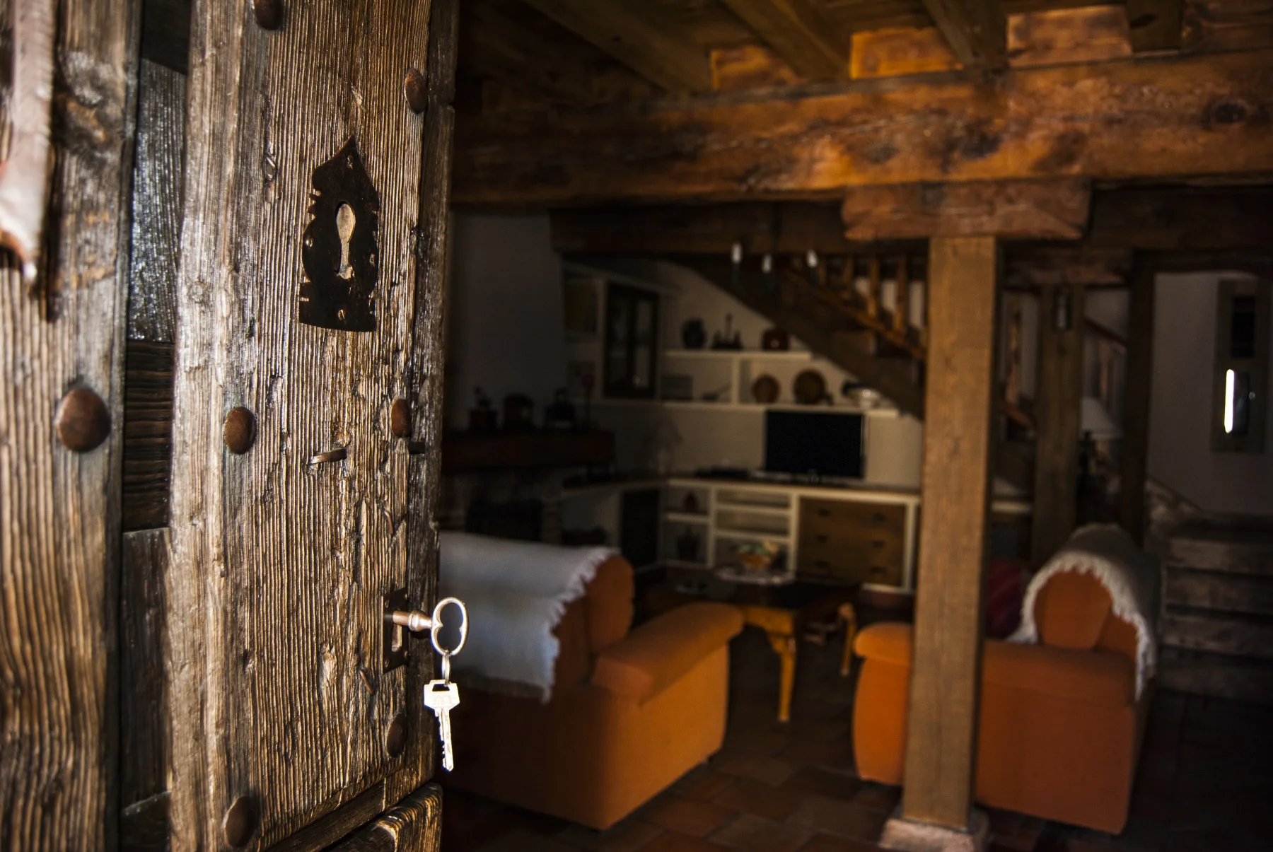 Salón rústico con vigas de madera de la Casa Rural La Fuente