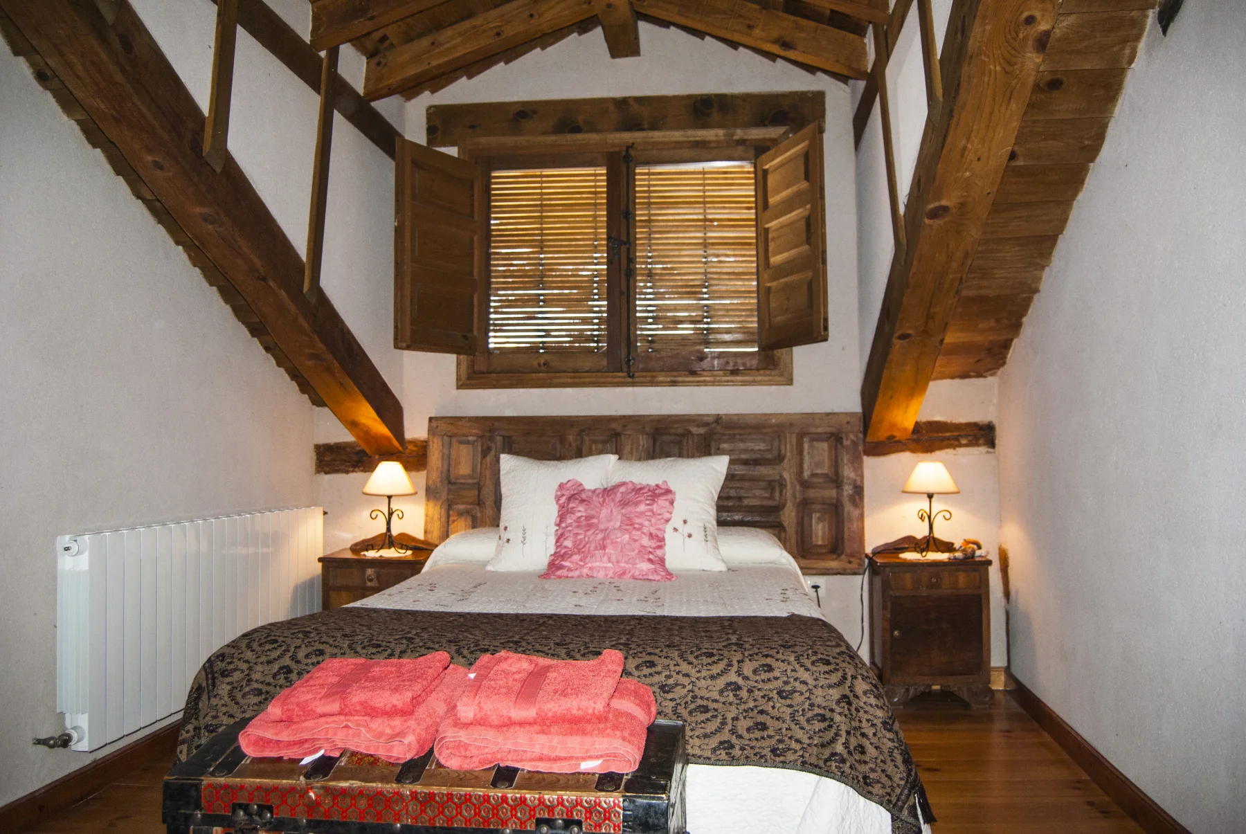 Dormitorio abuhardillado de la Casa Rural La Fuente