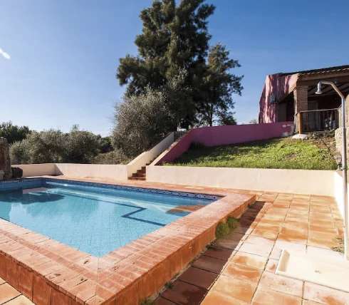 Piscina exterior de El Silgueiro rodeada de terraza