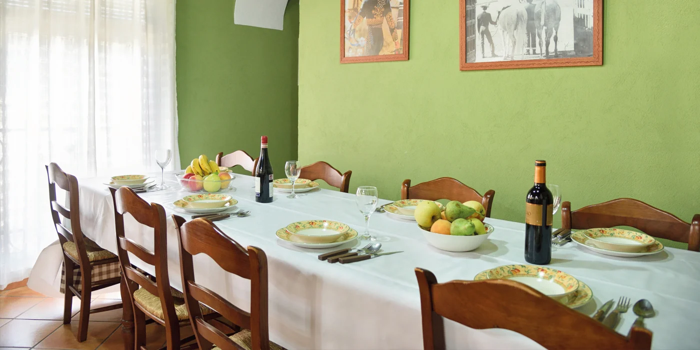 Comedor de la casa rural El Silgueiro preparado para un grupo