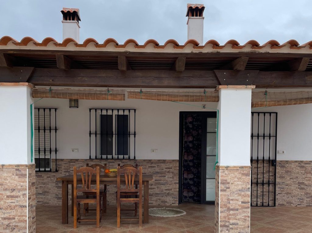 Exterior de la Casa Pequeña de La Colina, identificada en la web del alojamiento