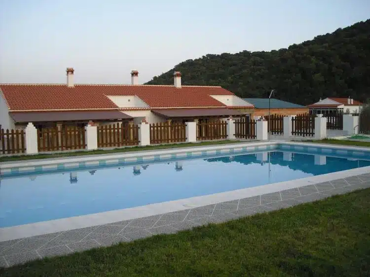 Vista de varias casas rurales de La Colina junto a otra piscina exterior