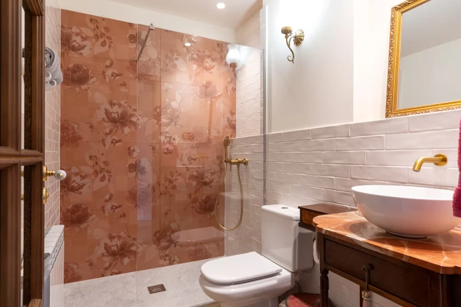 Baño renovado de una de las habitaciones de Cal Cabré del Priorat