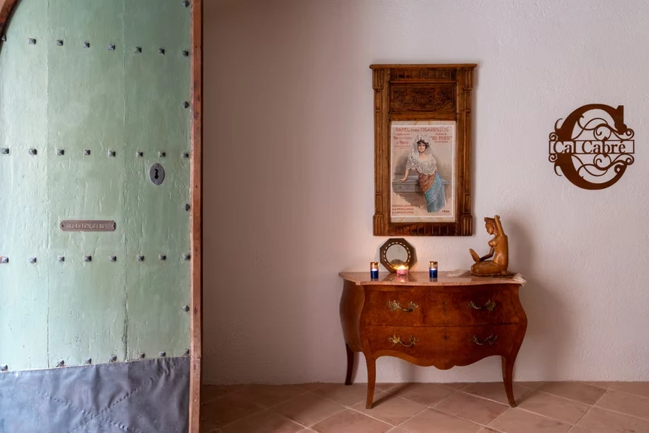 Puerta antigua y detalle modernista del interior de Cal Cabré del Priorat