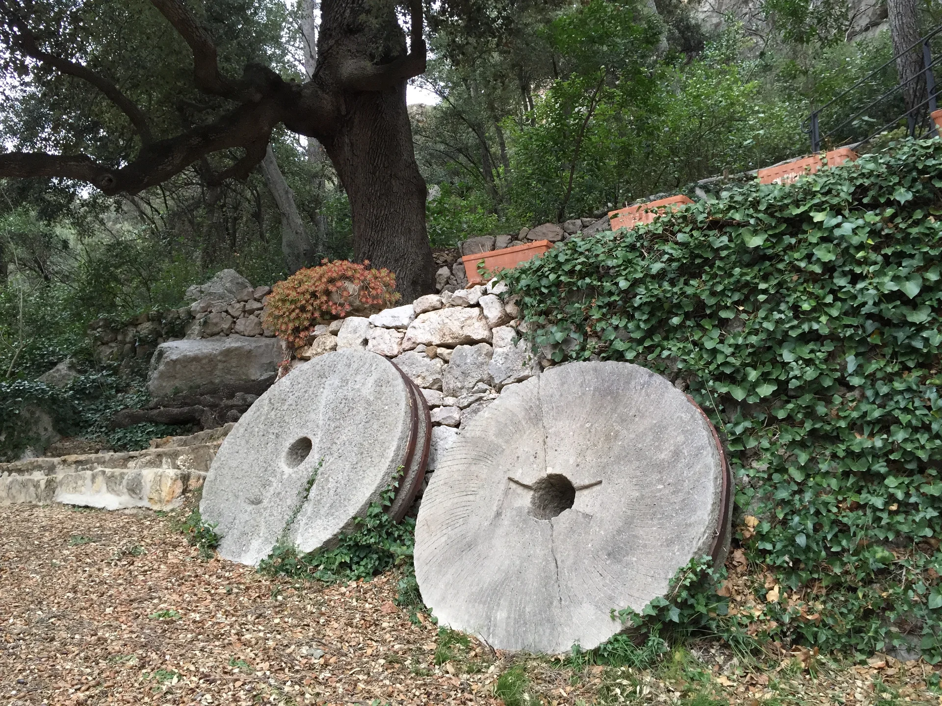 Muelas de piedra del antiguo molino en el exterior
