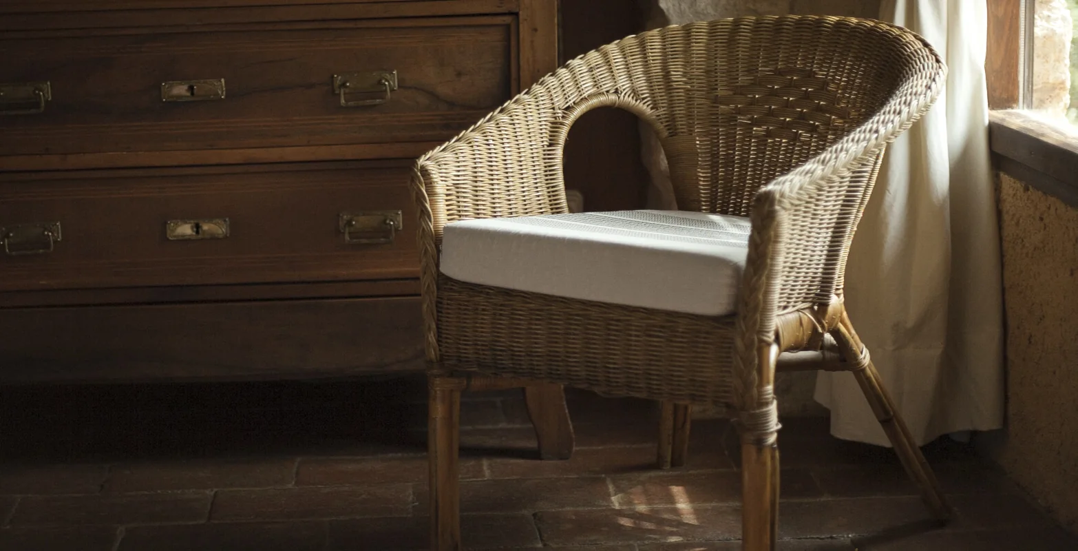 Segundo dormitorio con cama doble y vigas de madera