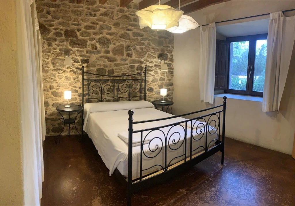 Habitación con paredes de piedra · El Corazón Verde