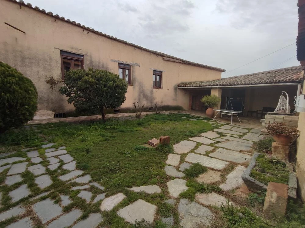 Patio ajardinado y porche de Casa Rural La Paloma
