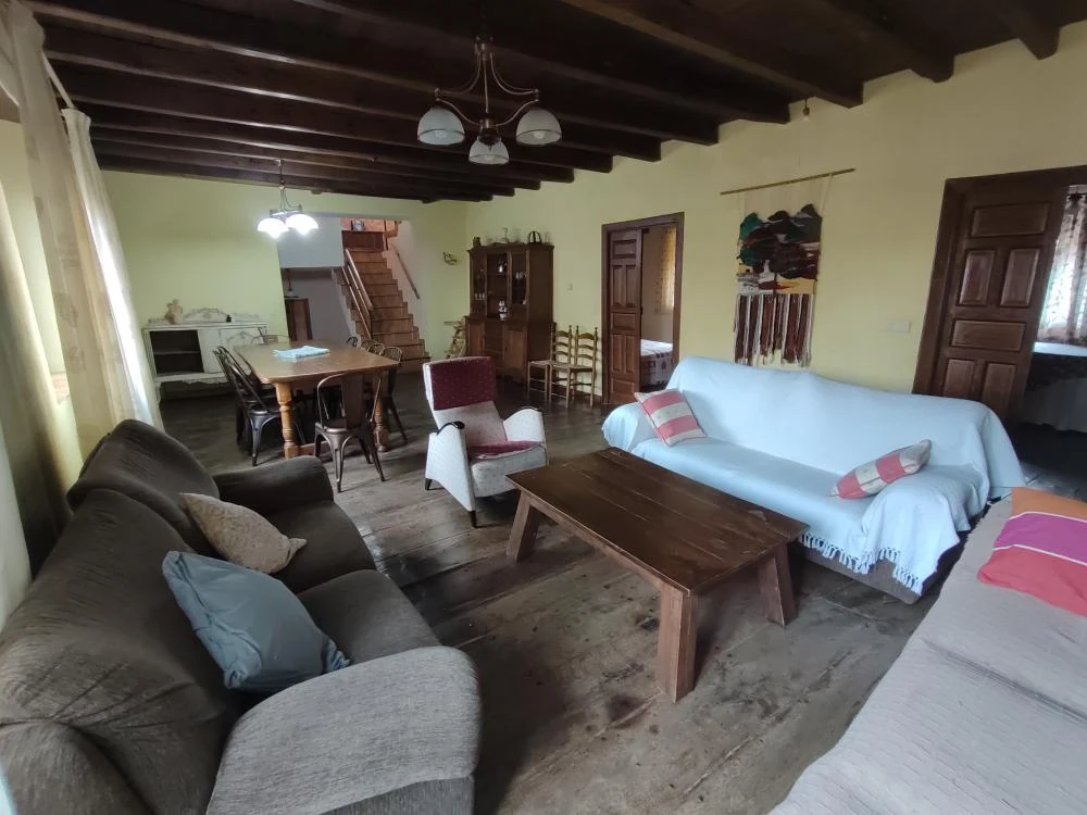 Salón-comedor con vigas de madera en Casa Rural La Paloma