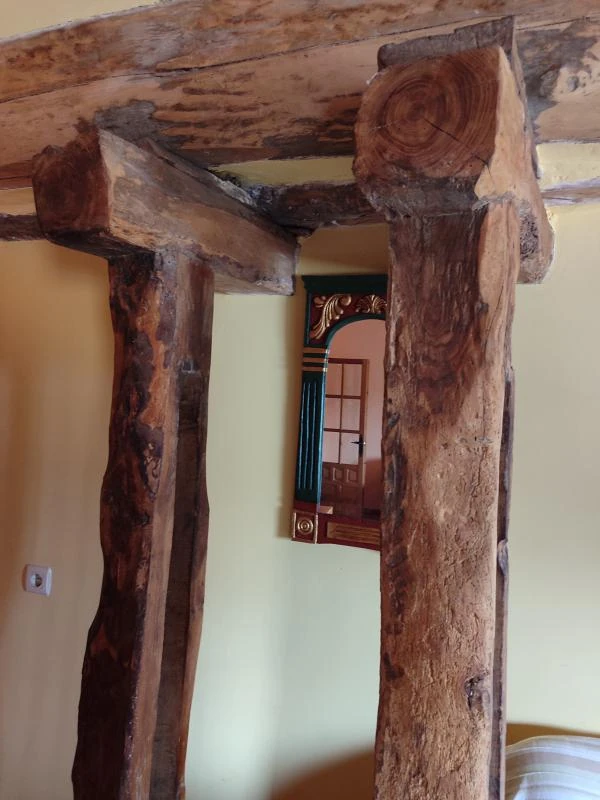 Detalle de la estructura de madera del interior de Casa Rural La Paloma