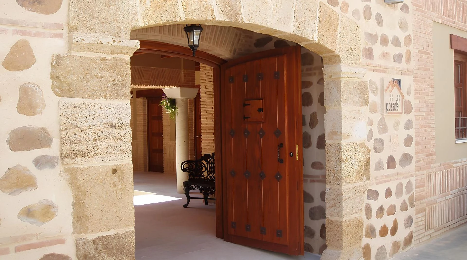 Fachada de piedra y entrada de Posada Los Condestables en Villalpando