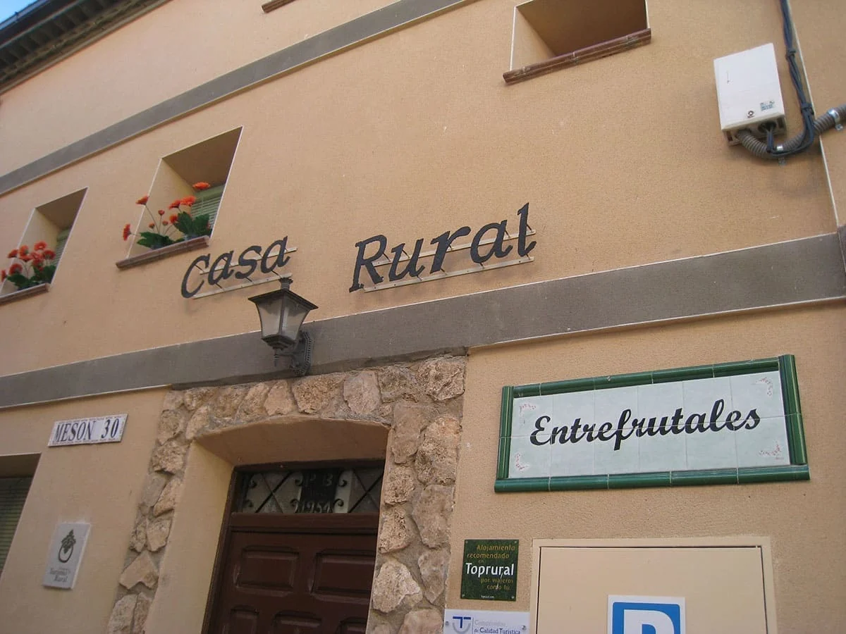 Entrada y rótulo de Casa Rural Entrefrutales