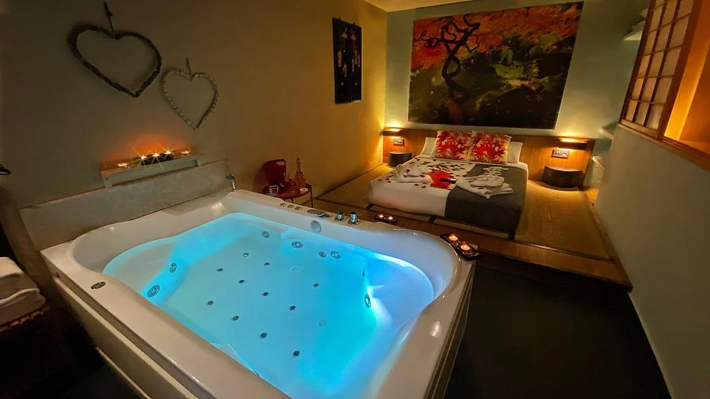 Dormitorio e hidromasaje de la Suite Japonesa