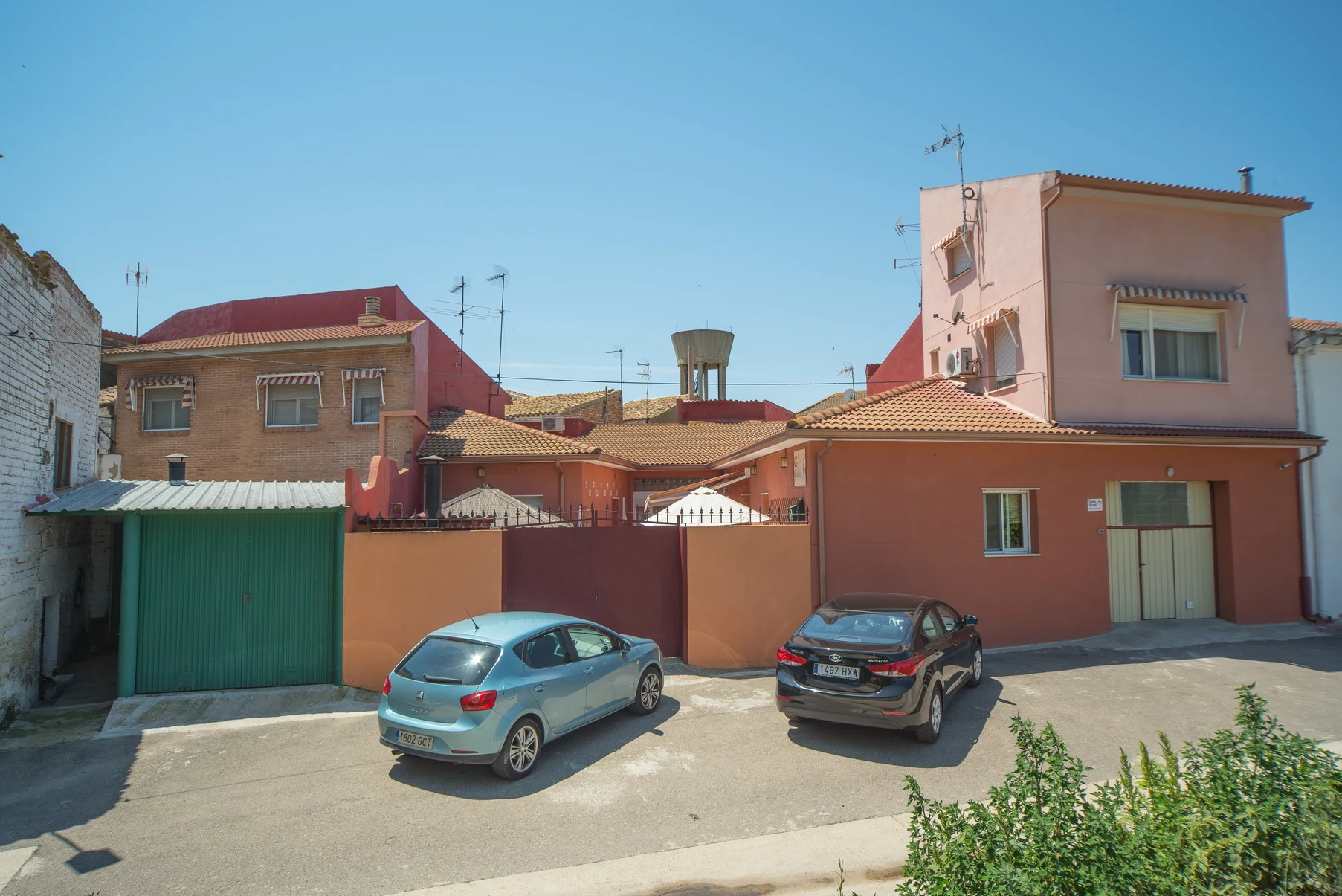 Fachada y acceso por el río Ebro