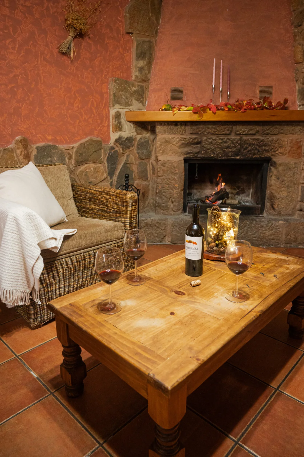Detalle del salón con chimenea