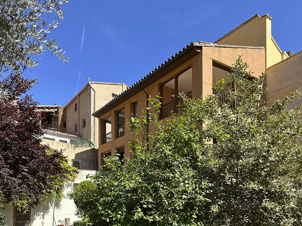 Edificio junto al jardín de la Posada