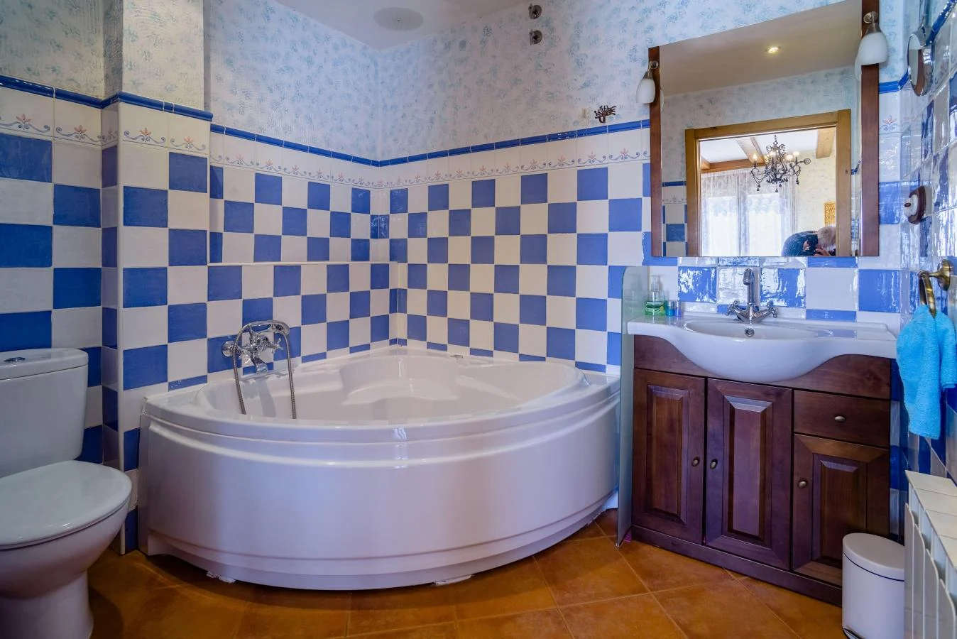 Baño con jacuzzi de la habitación