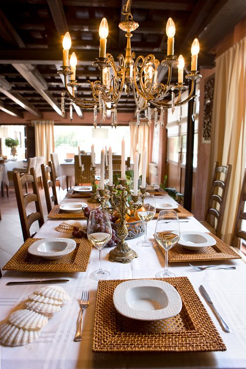 Mesas preparadas en el comedor de Posada Santa Ana