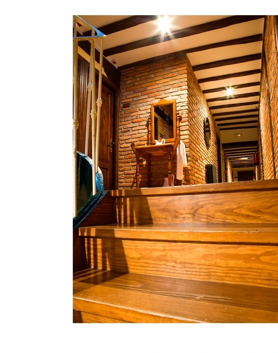 Escalera de madera en el interior de Posada Santa Ana