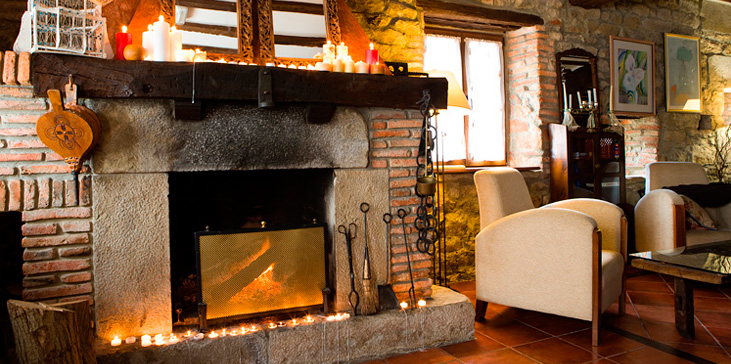 Salón con chimenea de Posada Santa Ana